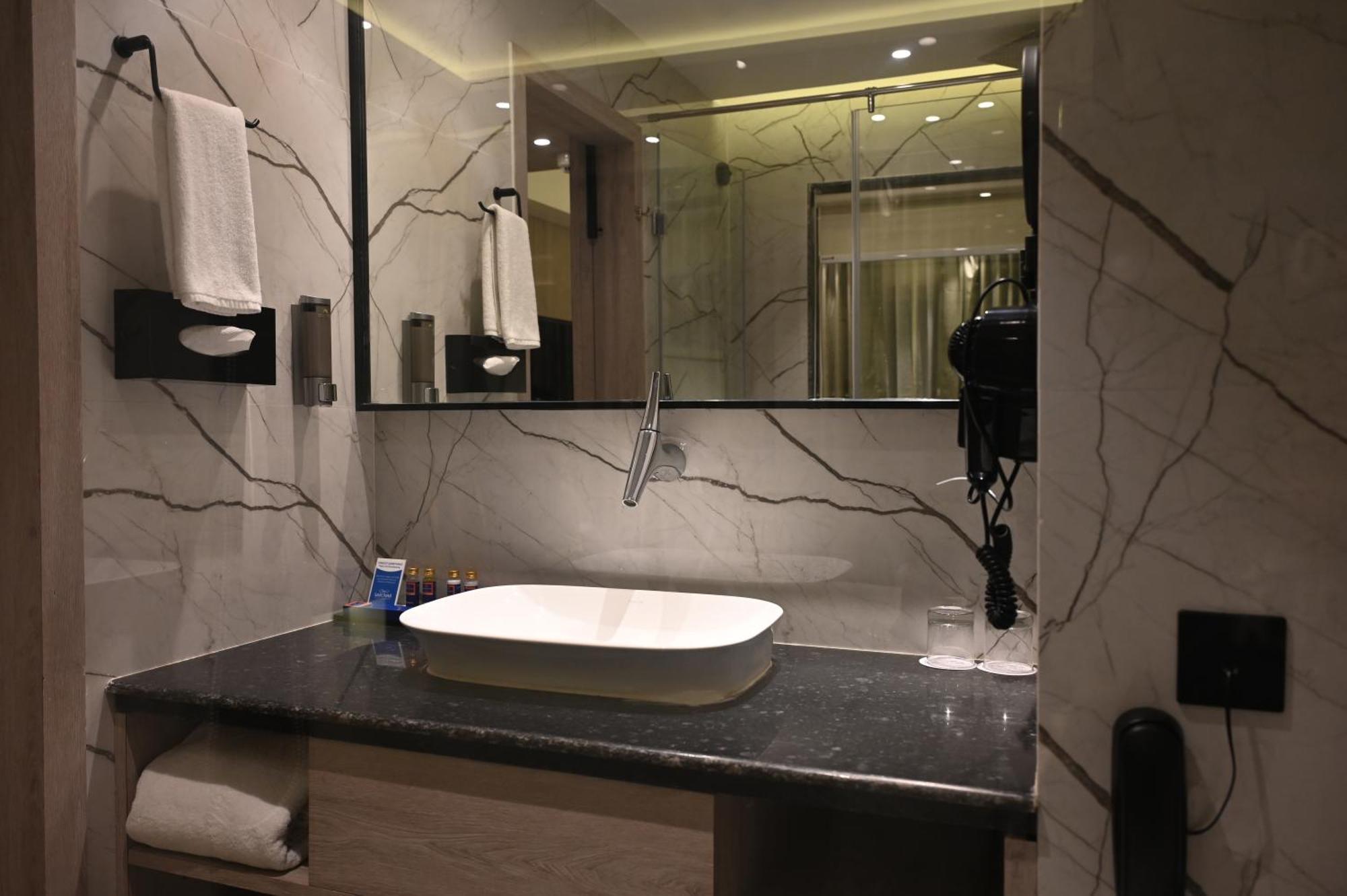 Ishaan Sarovar Portico دوغار المظهر الخارجي الصورة